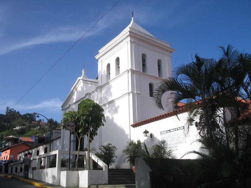 Archivo:Iglesia de Santa Rosalia El Hatillo.jpg