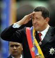 Hugo Chávez vistiendo el gran cordón, su medalla y estrella de 1° clase