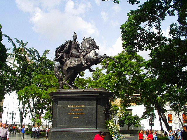 Archivo:Simon Bolivar Plaza Bolivar Caracas.jpg