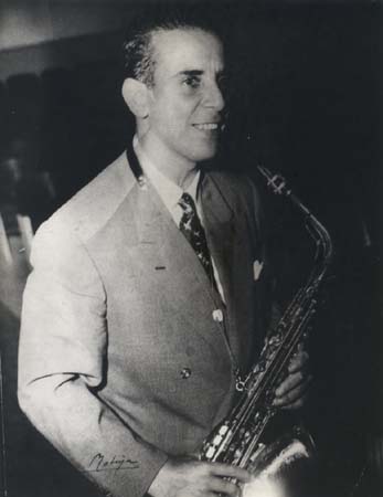 Archivo:Billo Frometa con saxofon.jpg