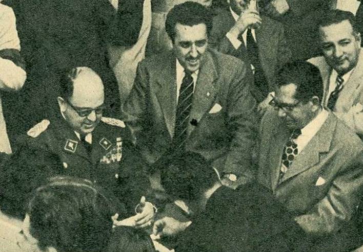 Archivo:Marcos Perez Jimenez jugando domino - La Esfera 20 de junio 1953.jpg