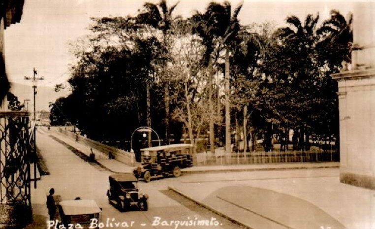 Archivo:Plaza Bolivar de Barquisimeto.jpg