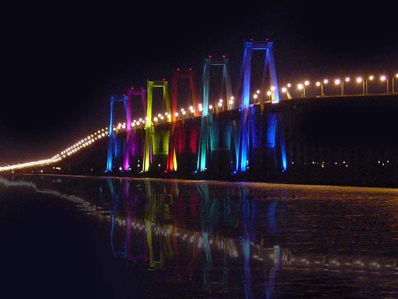 Archivo:Puente sobre el lago iluminado.jpg