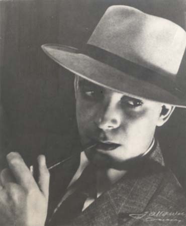 Archivo:Billo Frometa con sombrero y pipa.jpg