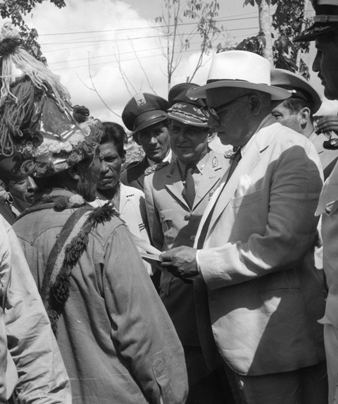 Archivo:Romulo Betancourt con indigenas.jpg