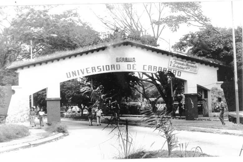 Archivo:Entrada de la Universidad de Carabobo.jpg