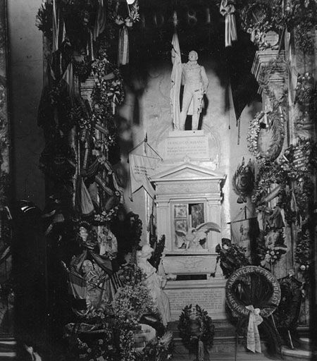 Archivo:Cenotafio de Francisco de Miranda en el Panteon Nacional.jpg