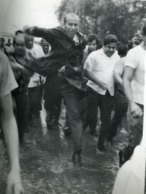Carlos Andres Perez saltando 2.jpg