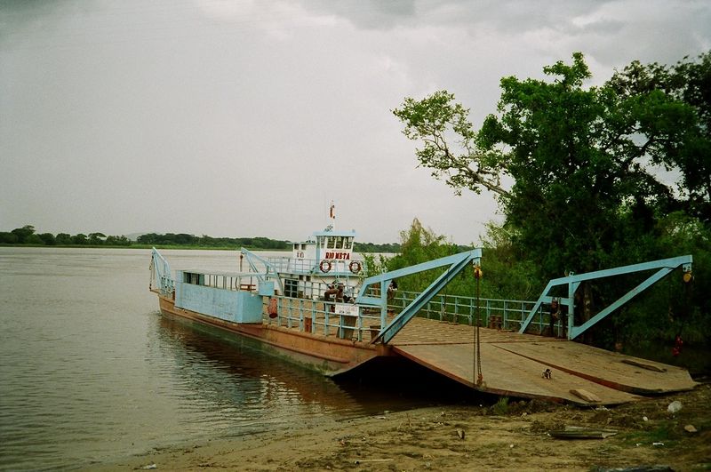 Archivo:Ferry sobre el rio Meta.jpg