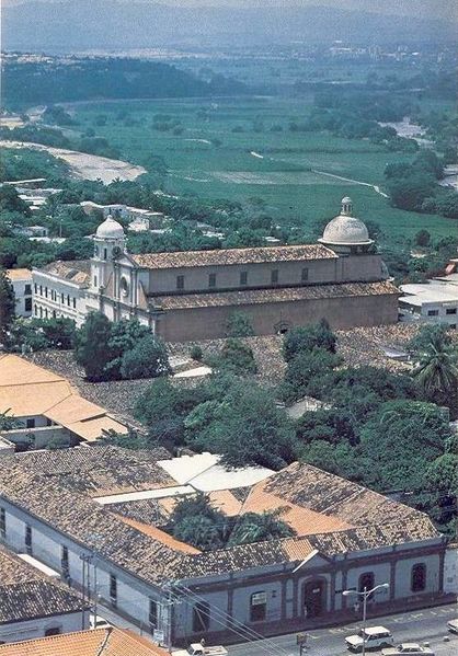 Archivo:Vieja Catedral del Barquisimeto1978.jpg