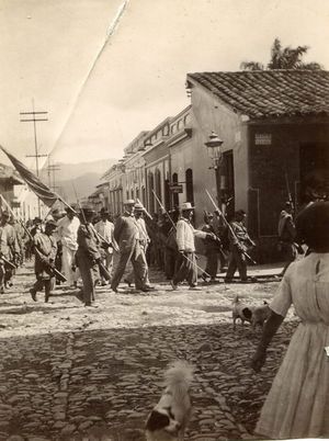 Manuel Antonio Matos esposado y escoltado en Caracas.jpg