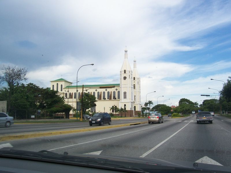 Archivo:Iglesia La Coromoto en Barquisimeto 2.jpg