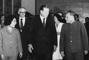 Rafael Caldera y Deng Xiaoping 1981.jpg