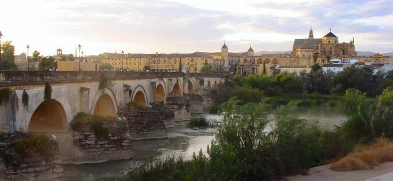 Archivo:Cordoba, Puente romano y catedral-mezquita.jpg