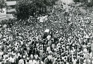 Procesion de Romulo Betancourt hacia el Cementerio del Este.jpg