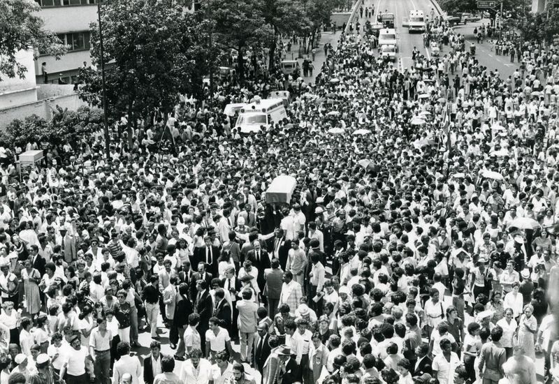 Archivo:Procesion de Romulo Betancourt hacia el Cementerio del Este.jpg