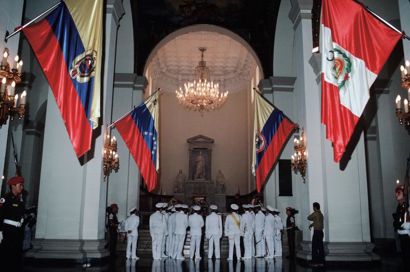 Archivo:Panteon Nacional visita.jpg