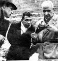 El Dr. Mariotti examina uno de los omoplatos de la víctima, perforado por la balas de los asesinos.