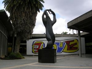 Lamphion de Henri Laurens en la Universidad Central de Venezuela.jpg