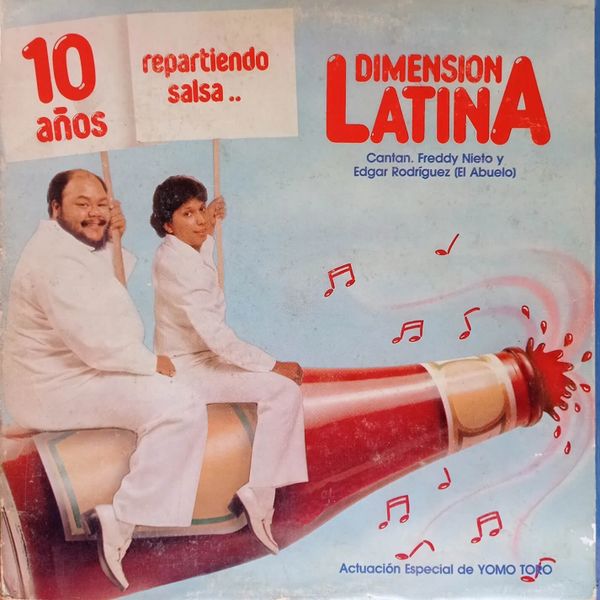 Archivo:Dimension latina 10 años repartiendo salsa.jpg