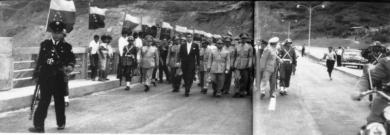 Archivo:Marcos Perez Jimenez inaugurando autopista Caracas-La Guaira en 1956.jpg