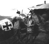 Kurt Wüsthoff (izquierda) y Carlos Meyer Baldó en frente de su aeroplano cuando ambos pertenecían al Jasta 4. Circa 1917.