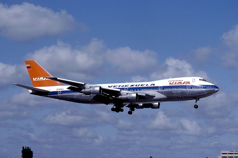 Archivo:Viasa 747 N749WA 1982.jpg