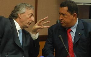 Hugo Chavez y Nestor Kirchner abril 2007 3.jpg